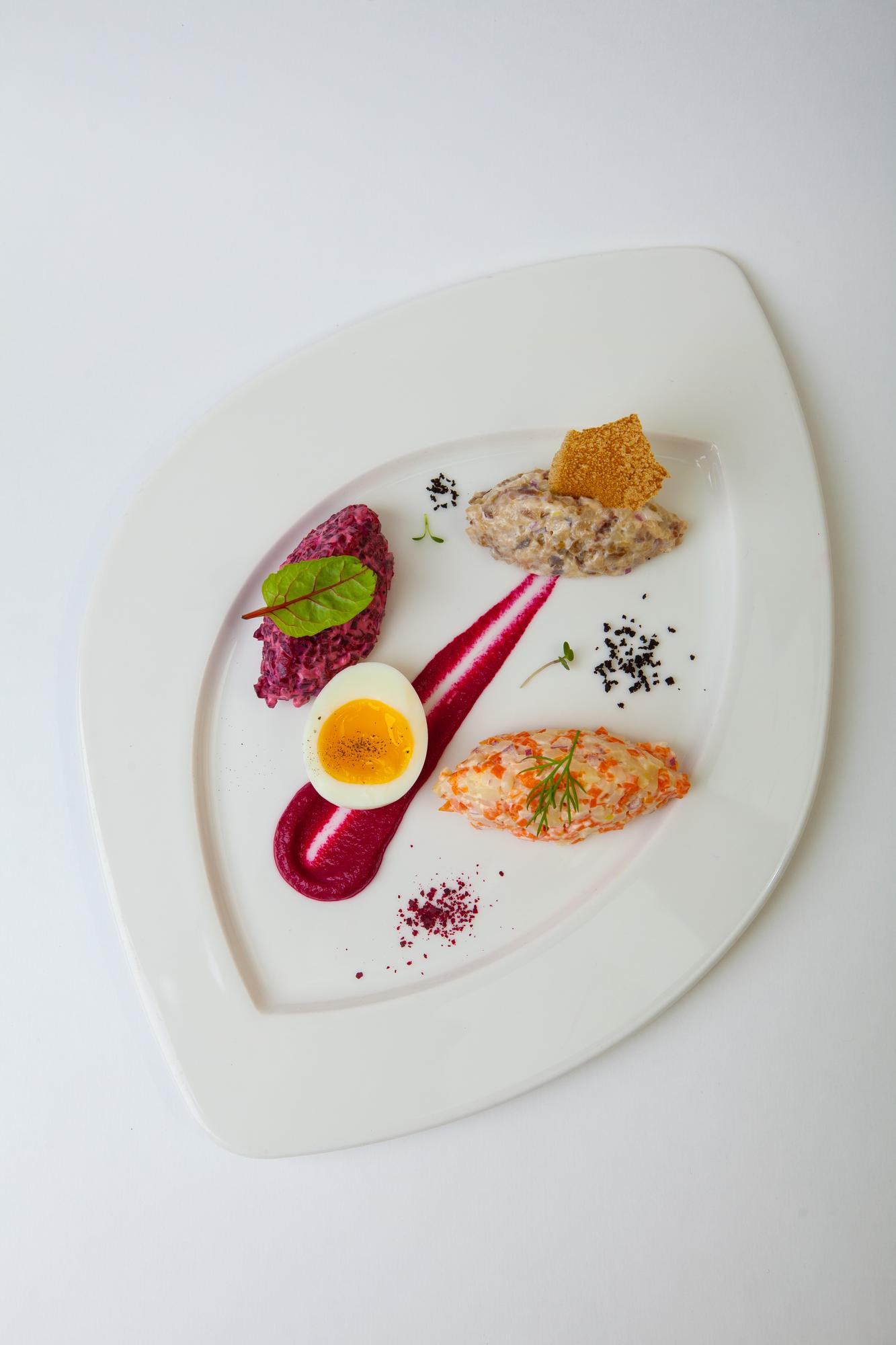 Tavolo con piatti finiti, stile minimal